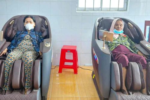 Trang bị máy massage miễn phí phục vụ người dân khi đến làm thủ tục hành chính