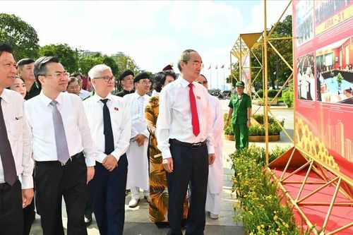 Khai mạc triển lãm ảnh 'Vinh quang 80 năm Quốc hội Việt Nam'