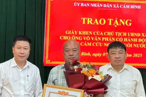 Khen thưởng người đàn ông dũng cảm cứu học sinh đuối nước