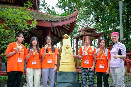 150 bạn nhỏ xuyên đêm chinh phục đỉnh Ba Vì