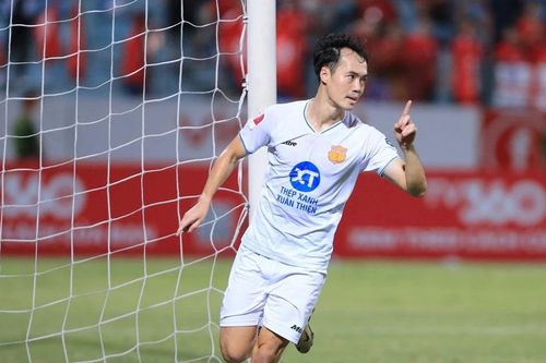 Văn Toàn nỗ lực cạnh tranh suất đá chính với các ngoại binh