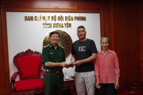 Cán bộ Biên phòng nhặt được của rơi trả lại người mất
