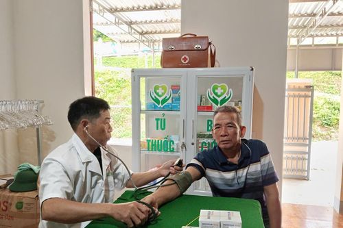 Đồn Biên phòng Nhôn Mai khám, cấp thuốc miễn phí cho người dân sau lũ