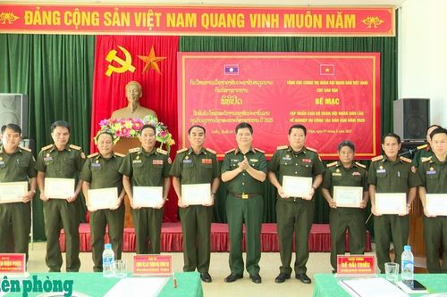Bế mạc tập huấn cán bộ QĐND Lào về nghiệp vụ công tác dân vận
