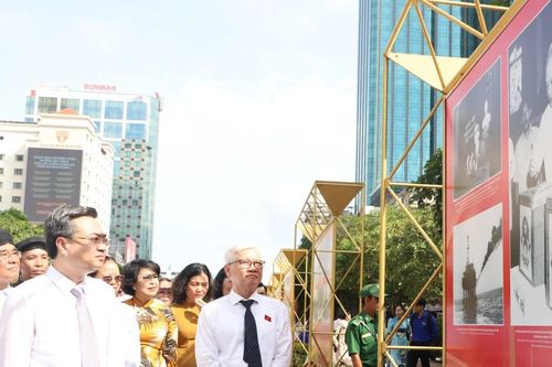 Khai mạc triển lãm 'Vinh quang 80 năm Quốc hội Việt Nam'