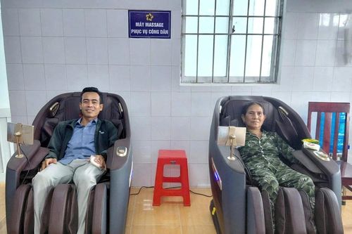 Xã trang bị ghế massage miễn phí phục vụ người dân chờ làm thủ tục