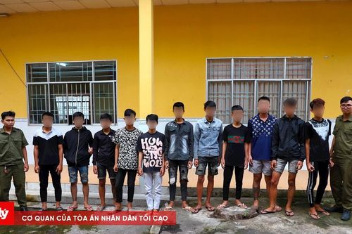 Hỗn chiến bất thành, nhóm thiếu niên mang hung khí đập phá xe