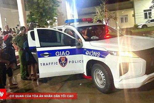Cảnh sát giao thông kịp thời đưa người đàn ông bị đột quỵ đi cấp cứu