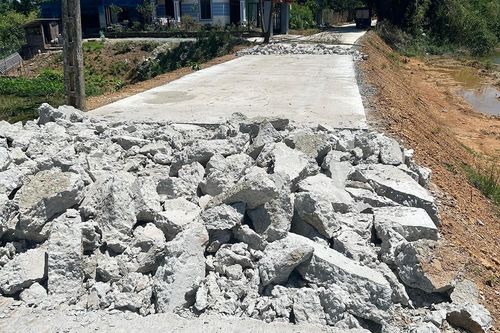 Đường vừa sử dụng đã bong tróc, cựu lãnh đạo xã nói 'vừa thi công thì mưa to'