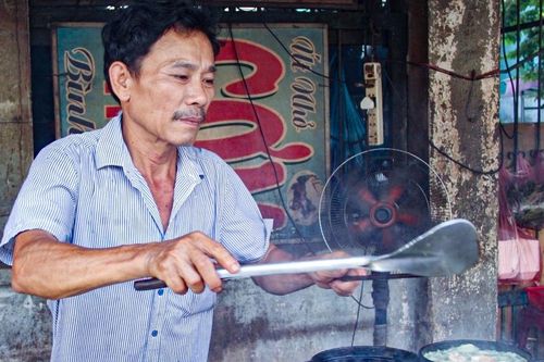 Bố đơn thân bán bánh xèo nuôi 2 con tự kỷ ở TPHCM, từ chối nhận tiền hỗ trợ