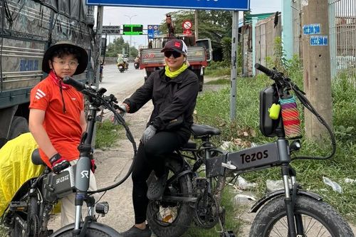 Nghỉ hè không học thêm, cậu bé Hà Nội cùng mẹ đạp xe 1.000km, qua 19 tỉnh thành