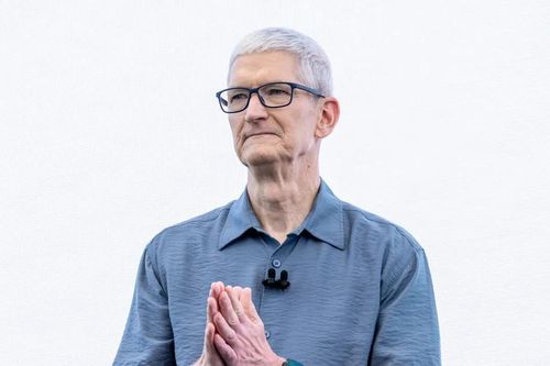 Tổng thống Trump dọa đánh thuế 100% với bán dẫn, Apple thoát hiểm