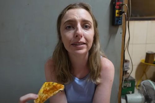 Khách Tây thử món giòn rụm bán ở vỉa hè, khen ngon 'nhất định phải thử'