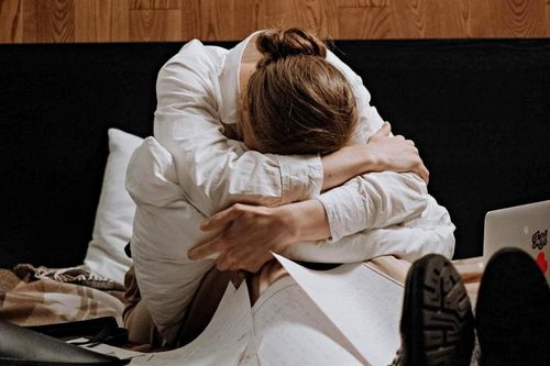 Phát hiện vợ ngoại tình, chồng lặng lẽ 'tung đòn thù' khiến cả nhà chết lặng