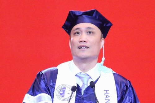 Hiệu trưởng nhắn nhủ tân cử nhân: 'Thành công không phải là phải thật giàu'