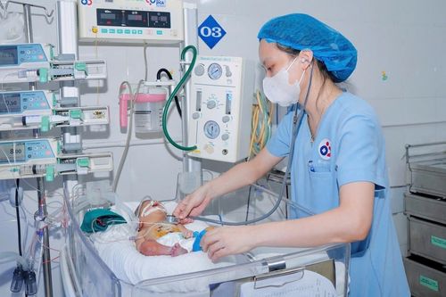 Vợ chồng Việt kiều đưa con 3 ngày tuổi mắc trọng bệnh về nước, kỳ tích xuất hiện