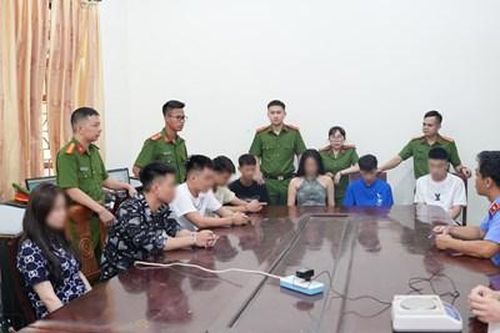Bắt giữ 8 đối tượng 'bay lắc' trong quán karaoke