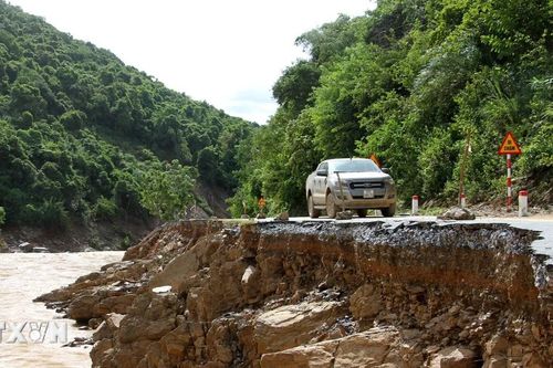 Nghệ An: Tỉnh lộ 543D sạt lở nghiêm trọng sau trận lũ lịch sử