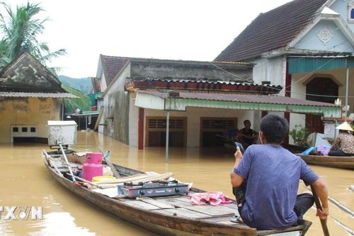 Quân khu 4 ủng hộ hơn 2 tỷ đồng hàng hóa cho nhân dân vùng lũ Nghệ An