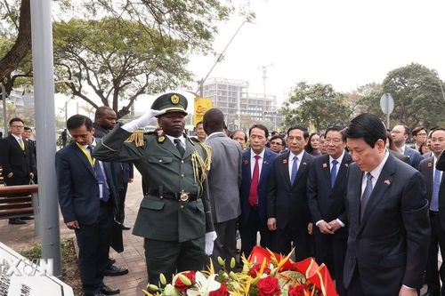 Chủ tịch nước thăm Đại sứ quán Việt Nam tại Angola và đặt hoa tưởng niệm Bác Hồ