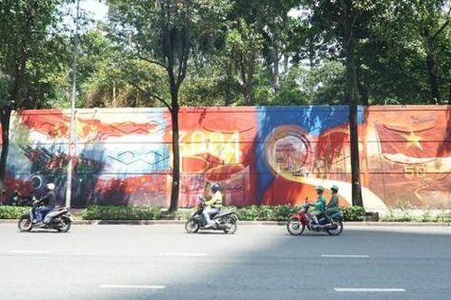 Điều đặc biệt về con đường bích họa dài 300m tái hiện lễ diễu binh dịp đại lễ 30/4
