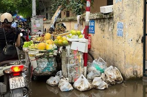 Chợ cóc, chợ tạm bủa vây Hà Nội, giao thông ùn tắc