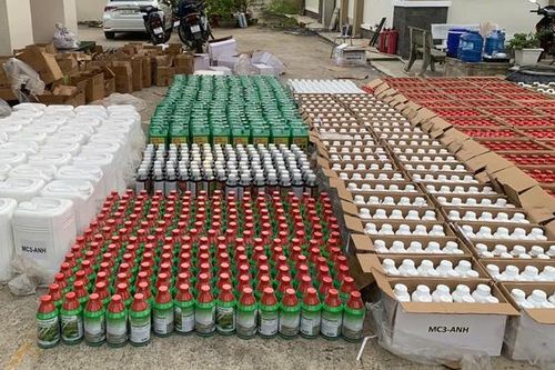 Phát hiện 2 kho chứa hơn 5.800 lít thuốc trừ sâu, diệt cỏ nhập lậu tại Tây Ninh