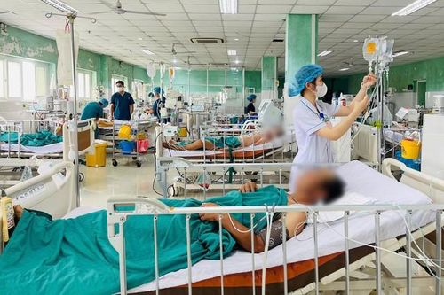 Hai cha con nhập viện sau khi ăn mắm cá chua tự làm