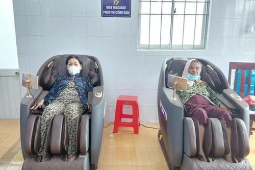 Một địa phương trang bị máy massage phục vụ người dân đến làm thủ tục hành chính