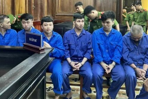 Từ vụ đánh nhau lộ ra đường dây mua bán súng, 7 bị cáo hầu tòa