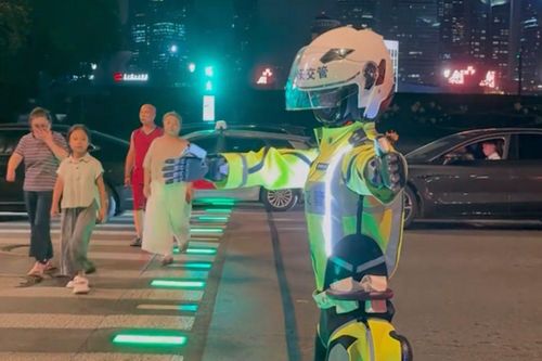 Trung Quốc gây sốt khi tiên phong với robot điều khiển giao thông thay con người