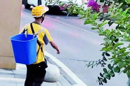 Nghị lực phi thường của anh shipper, chạy bộ giao đồ ăn bằng đôi chân không lành lặn