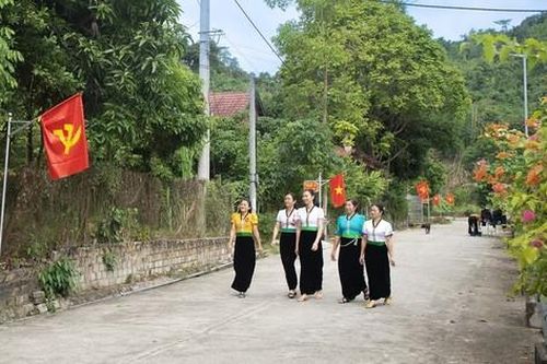 Bản tái định cư nỗ lực xây dựng nông thôn mới