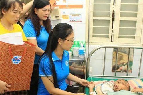 Hội LHPN Điện Biên thăm hỏi, hỗ trợ phụ nữ, trẻ em bị ảnh hưởng do lũ quét, sạt lở