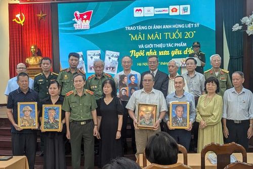 Trao di ảnh các Anh hùng liệt sĩ của lực lượng Công an nhân dân