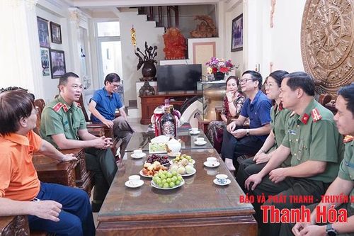 Giám đốc Công an tỉnh thắp hương tri ân các đồng chí nguyên lãnh đạo Công an tỉnh qua các thời kỳ