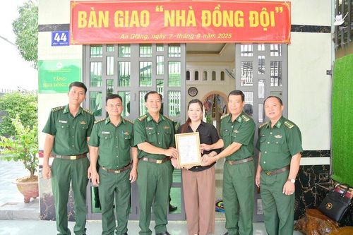 Bộ đội Biên phòng tỉnh An Giang bàn giao 3 căn nhà Đồng đội