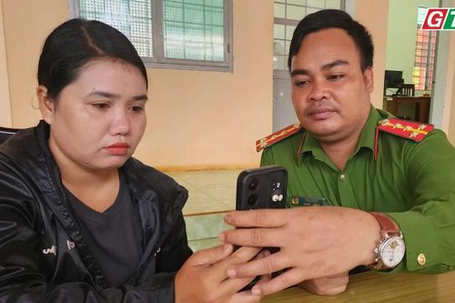 Công an xã Ia O hỗ trợ hơn 1.800 người dân đăng ký định danh điện tử mức độ 2