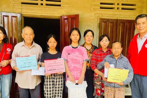 Hỗ trợ hơn 33 triệu đồng cho 2 gia đình có hoàn cảnh khó khăn ở xã Ân Tường