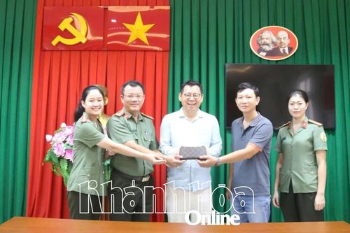 Trao lại tài sản bị đánh rơi cho một du khách Hàn Quốc
