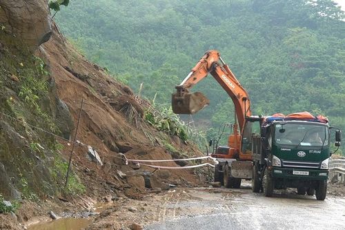 Sạt lở trên Tỉnh lộ 162: Đã thông đường bước 1, nguy cơ vẫn tiềm ẩn
