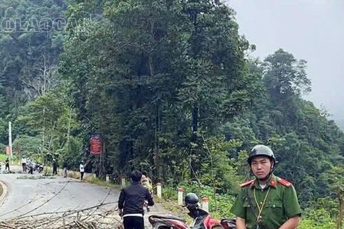 Xuất hiện hố sụt lún lớn gây tắc đường vào trung tâm xã Sín Chéng