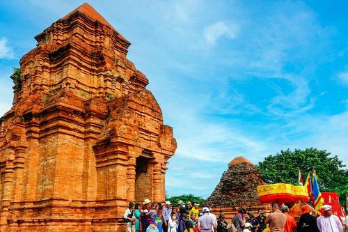Khai thác thế mạnh du lịch ven biển