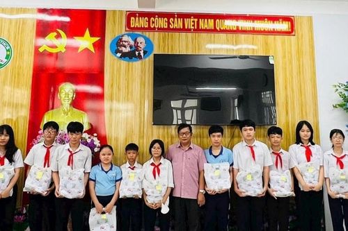 Đồng hành với em đến trường