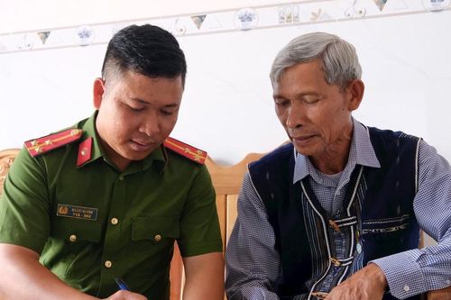 Phát huy vai trò của già làng để giữ gìn an ninh trật tự cơ sở
