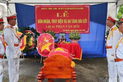 Liệt sĩ Phan Văn Hồi được an táng tại nghĩa trang quê nhà sau 52 năm hy sinh