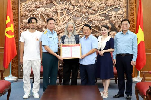 Bí thư Tỉnh ủy Hầu A Lềnh nhận Bút tích bài hát 'Tiến quân ca' do con trai cố Nhạc sĩ Văn Cao trao tặng