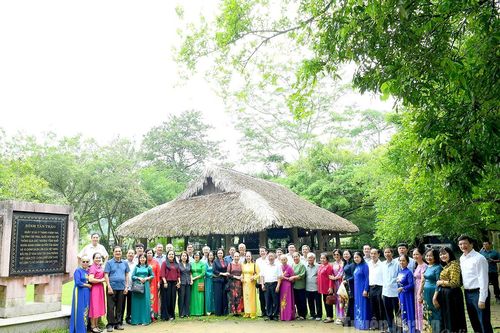 Đoàn đại biểu Quốc hội các khóa tỉnh Ninh Bình về nguồn tại Tuyên Quang