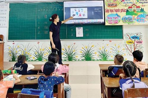 Giúp trẻ em người dân tộc thiểu số vững bước vào lớp 1