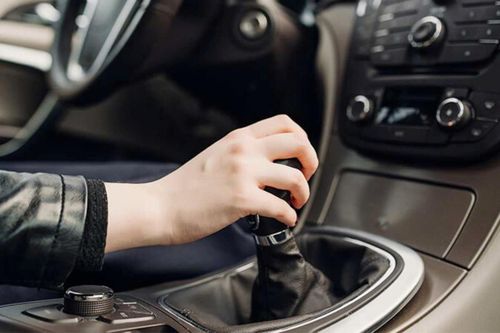 Vì sao ô tô không vào được số? Nguyên nhân và cách xử lý